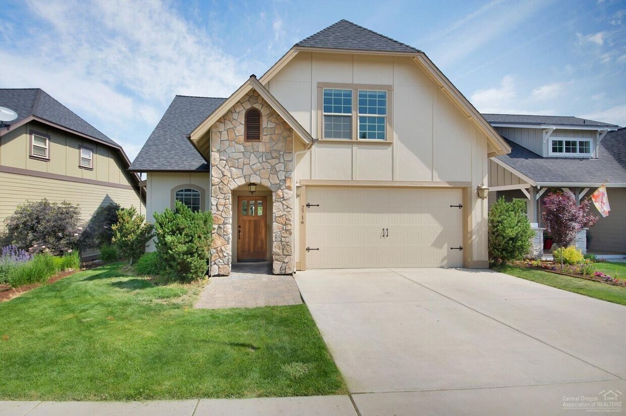 Foto principal - 2716 NE Rosemary Dr