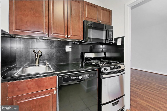 Building Photo - PARKING INCLUDED Charming & Spacious One Bedroom at River Place East!