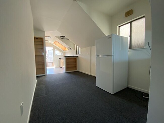 Building Photo - Sunny Mission Upper Level Unit w/deck!