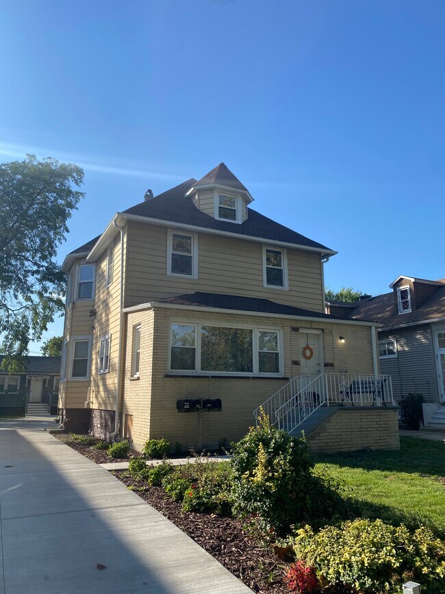 Building Photo - 2424 N Nordica Ave