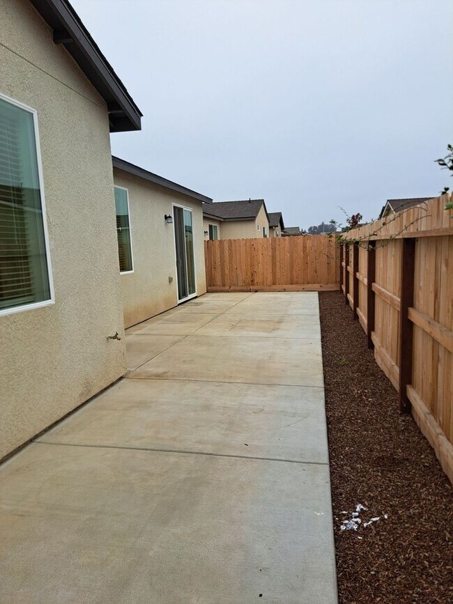 Building Photo - 3 Bedroom Home Near Armstrong & Olive!