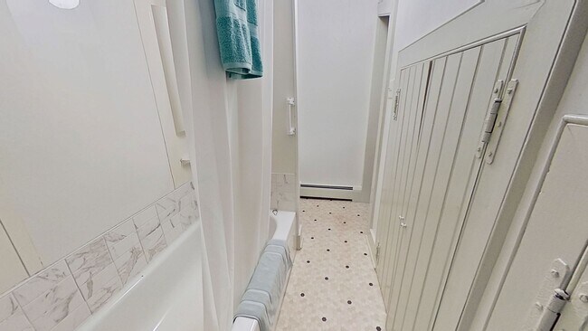 Foto del edificio - Room in Boarding House - Fully Furnished - All Utilities Included