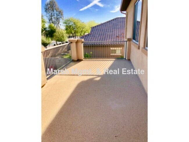 Foto del edificio - Beautiful 2-story 5 bedroom home with fenc...