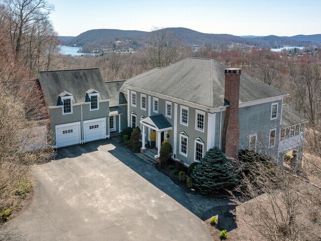 Foto del edificio - 293 Lake Rd