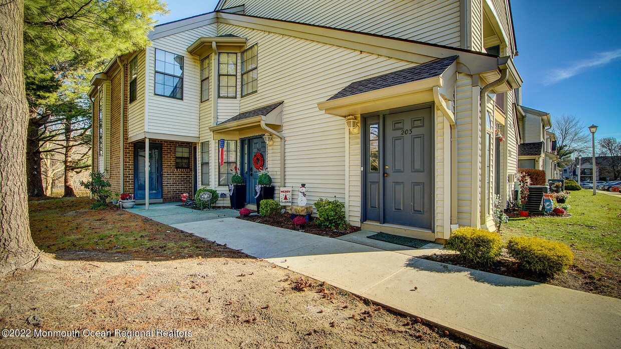 203 Sunshine Ct Unit 203, Sayreville, NJ 08859 Condo for Rent in