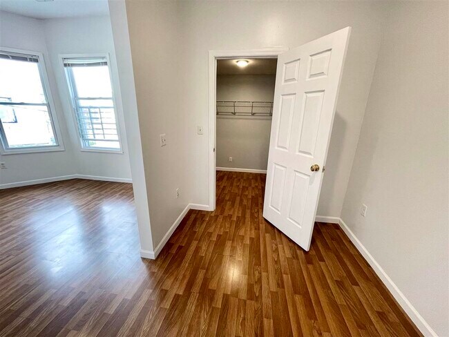 Foto del edificio - 221 Claremont Ave