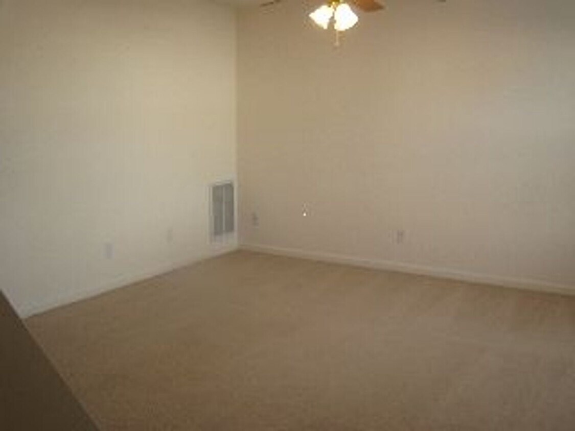 Building Photo - 2 Bedroom Townhouse in Village at Greenview