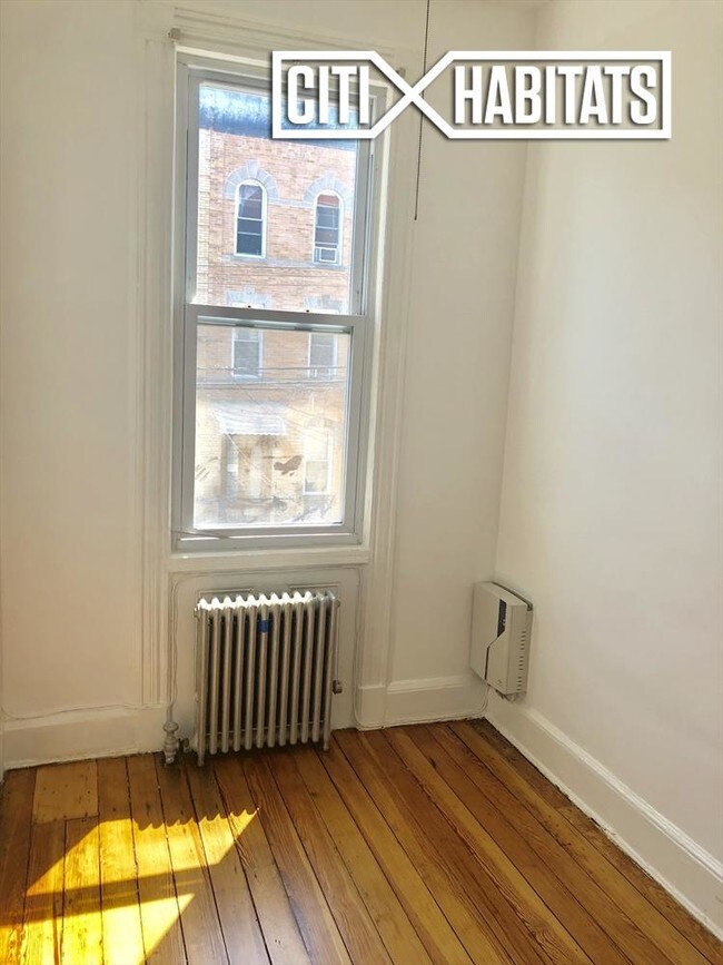 Foto del edificio - 18-17 Greene Ave