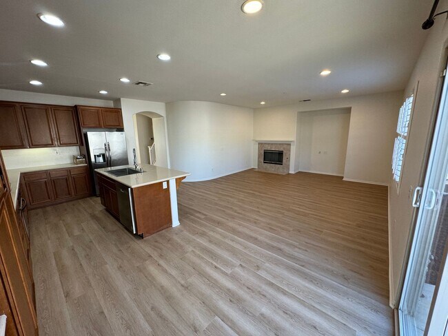 Building Photo - 4 Bedroom + Utility Room / 3.5 Bath Home F...