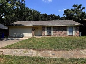 Building Photo - 9725 Grove Oaks Blvd