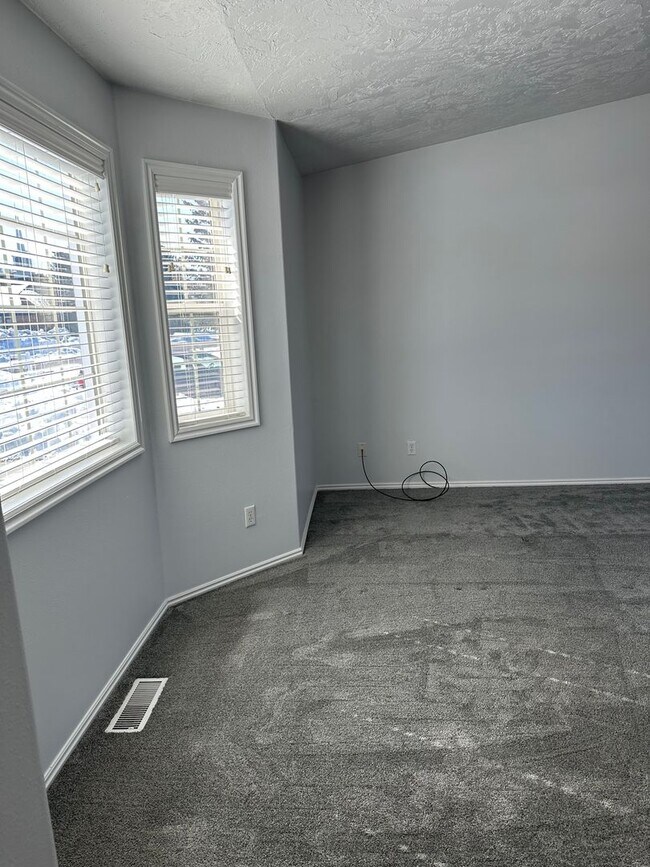 Building Photo - THIS IS A LEASE TAKEOVER, PLEASE CONTACT THE CURRENT TENANT, TANNER @ 801-688-4161 - Cute 3 Bed 1...