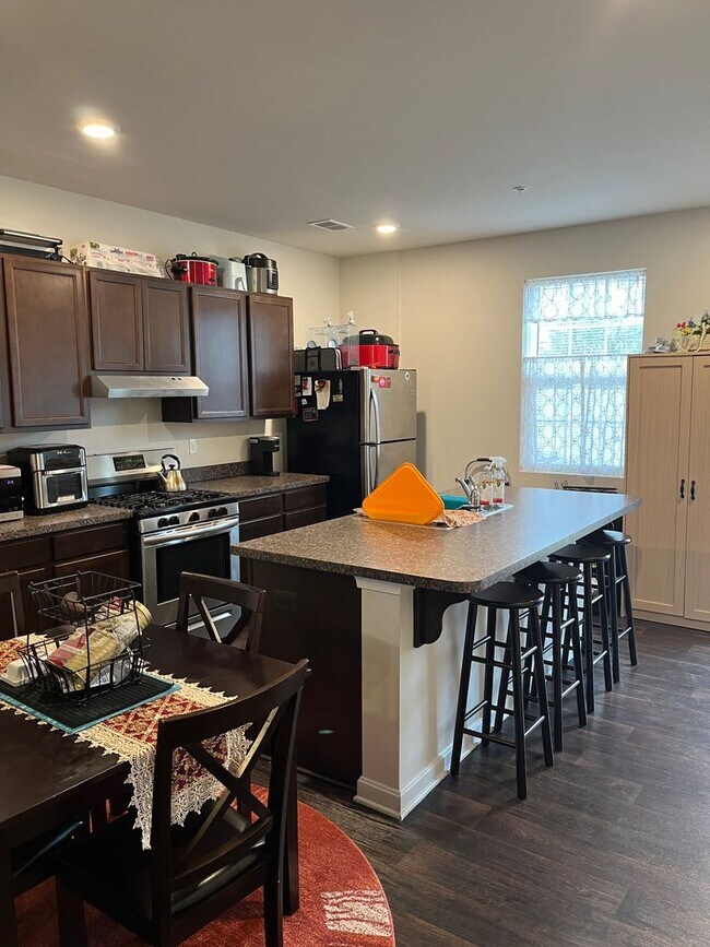 Foto del edificio - Modern 3BR/2.5BA Townhome in Trimble Meadows | LVP Floors | Stainless Kitchen + Island | Upstairs...