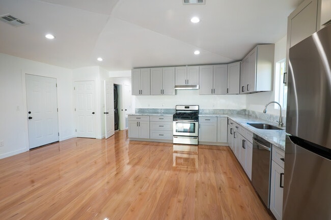 Foto del edificio - 270 E Penn St