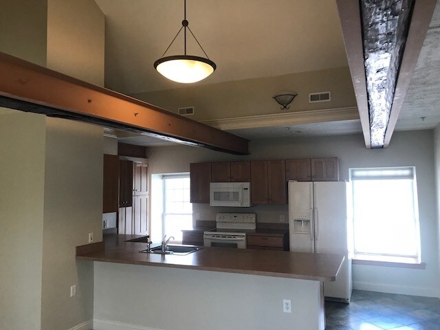 Kitchen with Bar - 28 Jordan St