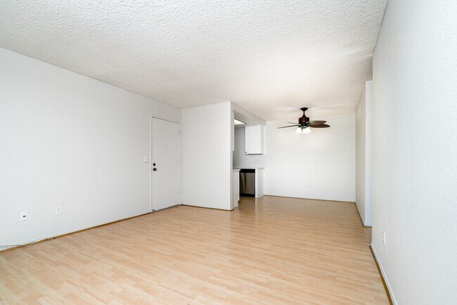 Foto del edificio - 10202 Black Mountain Rd