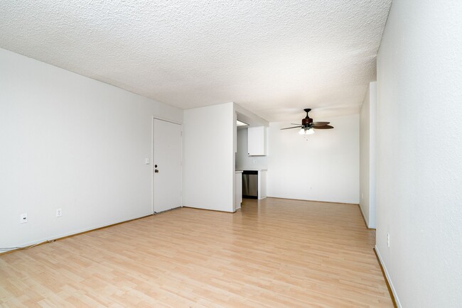 Building Photo - 2 bedroom, 2 bathroom rental - Great location!