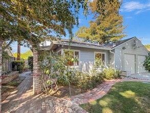 Building Photo - 527 Hilbar Ln