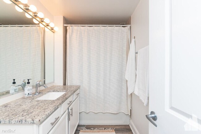 Foto del edificio - 1 br, 1 bath Condo - 4131 W Belmont Ave