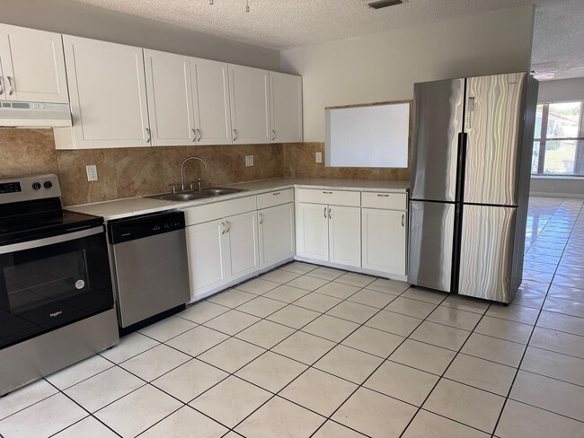 Building Photo - 7355 Pinedale Dr