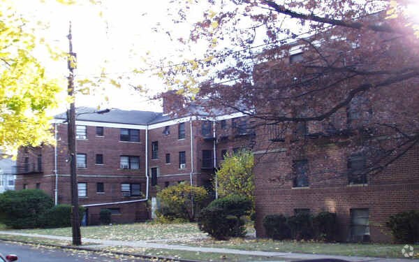 Foto del edificio - Jeffrey Garden Apartments