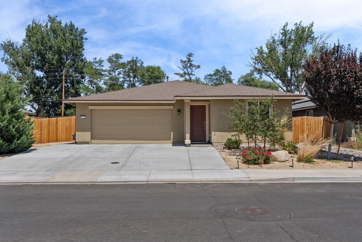 Foto principal - FURNISHED! 3 Bedroom, 2 Bathroom home in t...