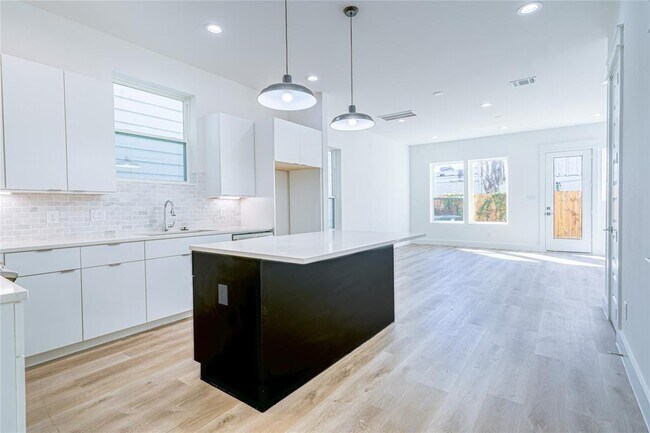 Building Photo - 5402 Margarita St