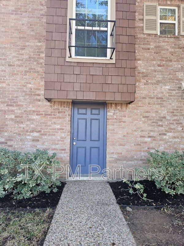 Building Photo - 500 N Post Oak Ln