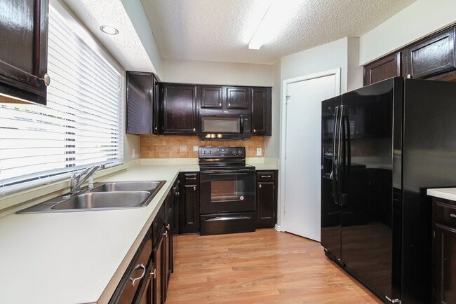 Building Photo - 2534 Bentley Dr