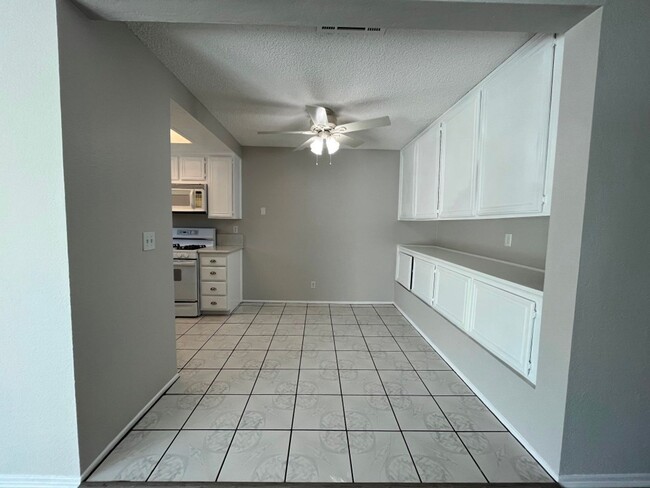 Foto del edificio - Newbury Park townhome w/3+2, en-suite, gar...