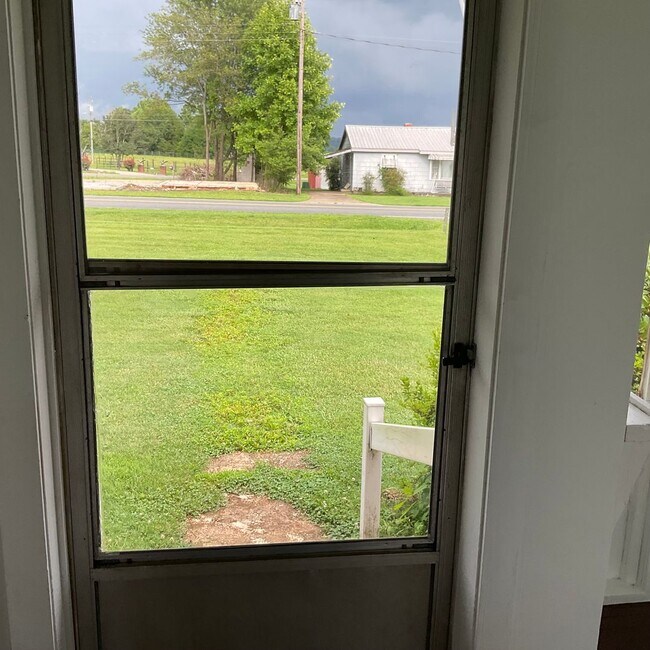 Foto del edificio - Farm house with 3 bedrooms, 1 1/2 baths