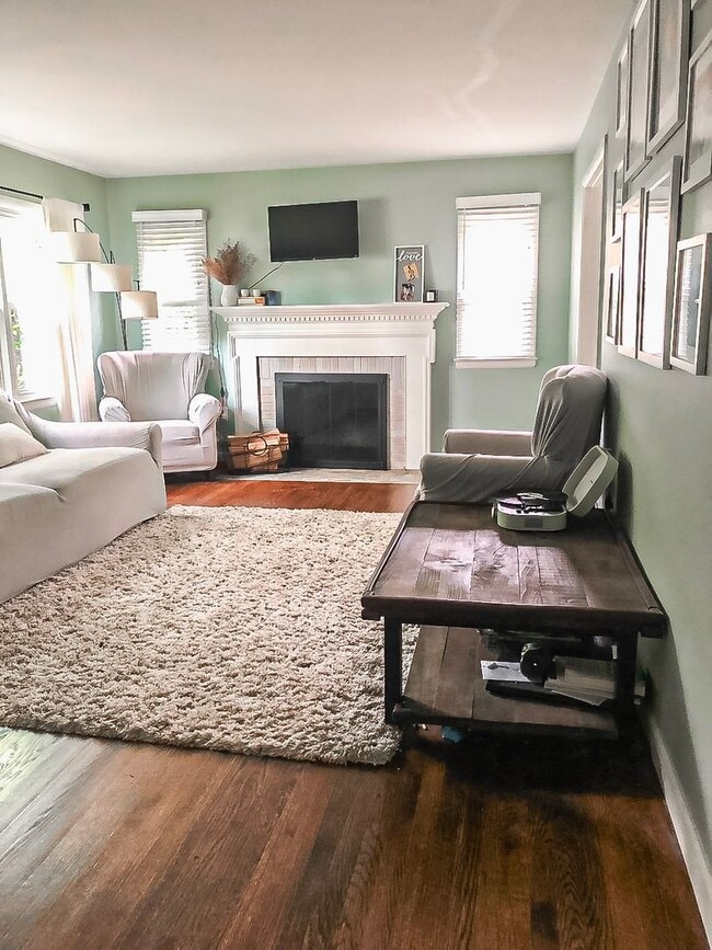 Building Photo - Gorgeous 4 Bed 2 Bath Single Family Home W...