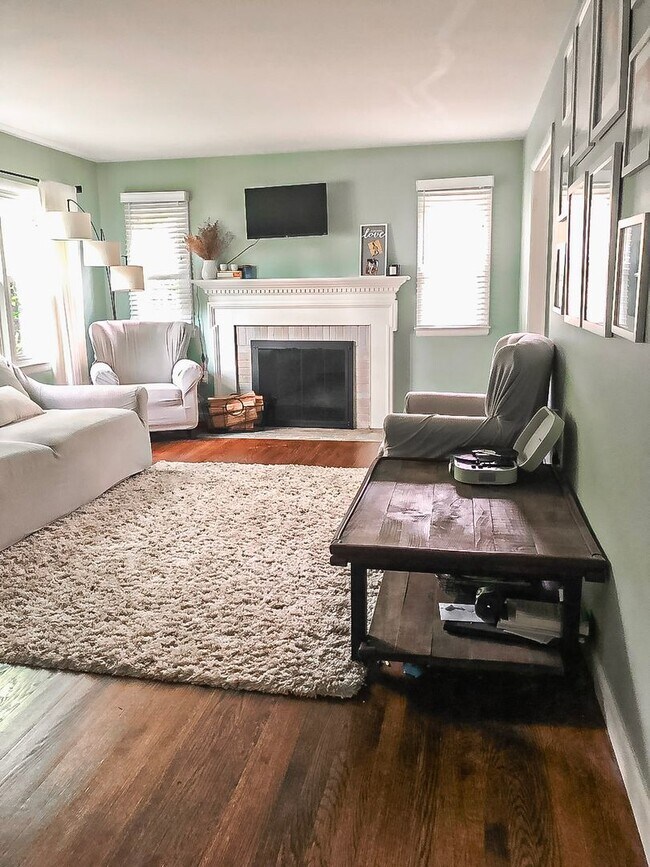 Foto del edificio - Gorgeous 4 Bed 2 Bath Single Family Home W...