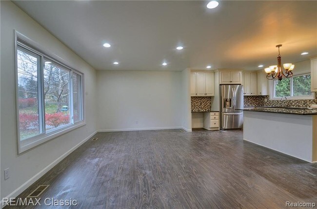 Foto del edificio - 3225 W Long Lake Rd