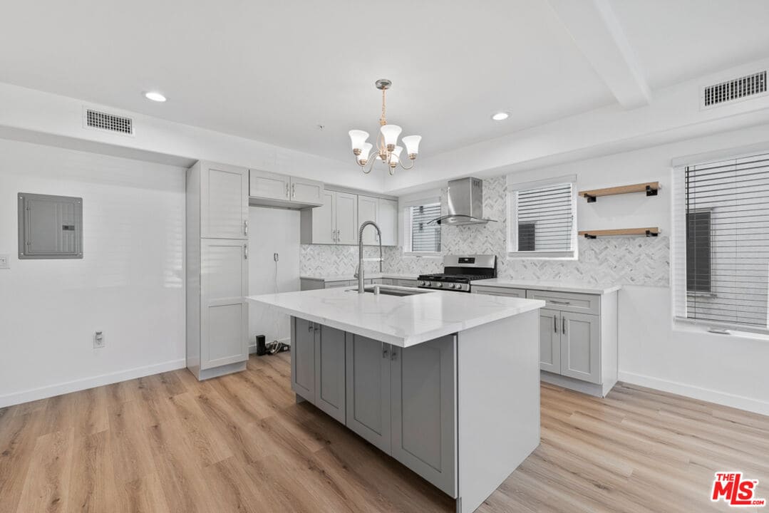 Primary Photo - 10 N Primrose Ave