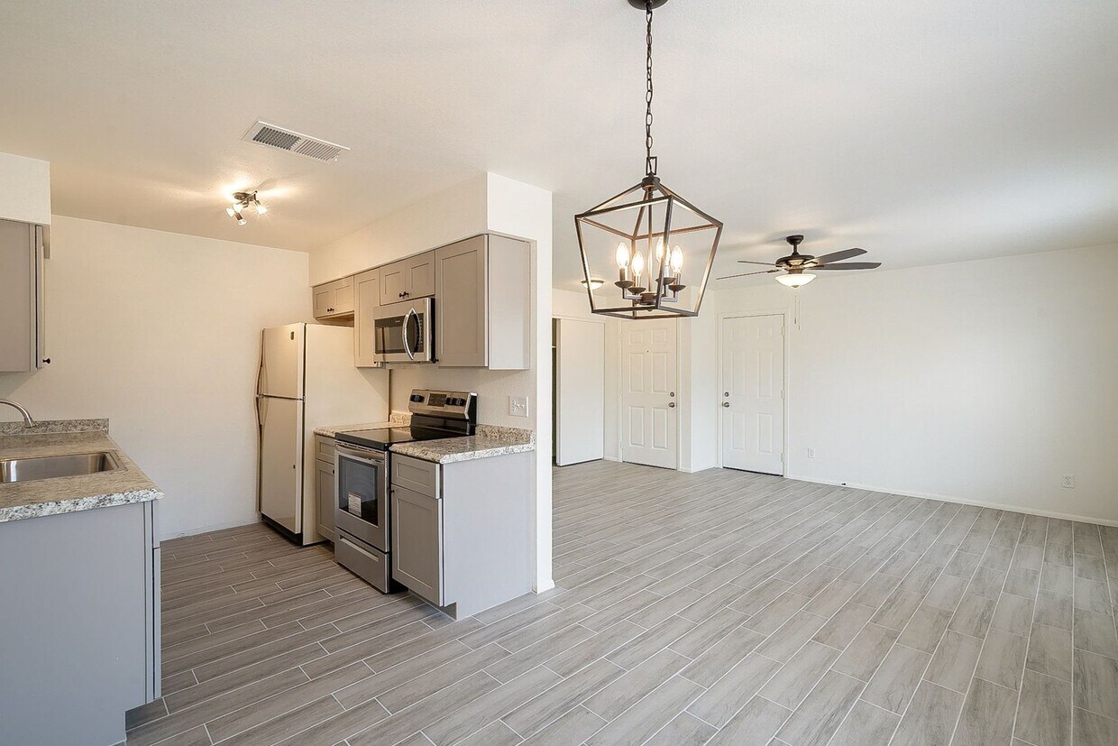 Foto principal - Updated home with large backyard & 2 car g...
