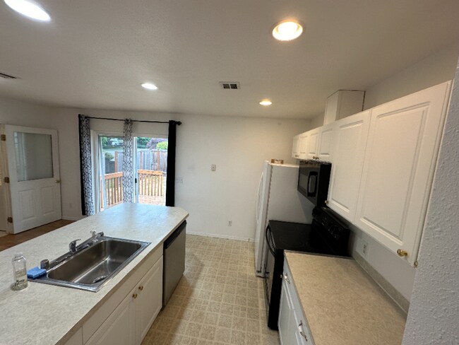 Building Photo - 602 Alexander Ave