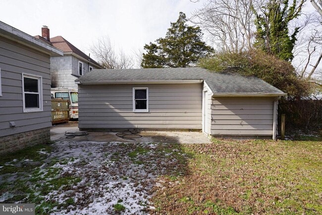 Building Photo - 305 E Pine St