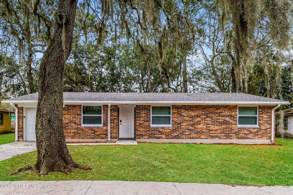 Primary Photo - 1349 Eagle Cove Rd