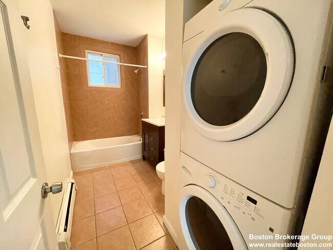 Foto del edificio - Spacious 4 Bed Right In Mission Hill