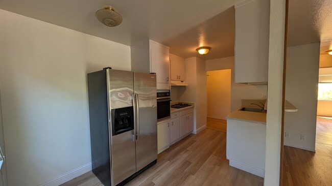 Building Photo - 2 bedroom 1 Bath, lower unit, located betw...