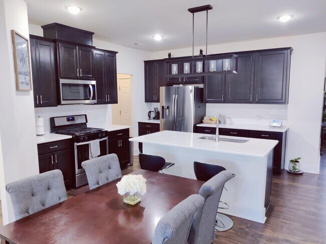 Foto del edificio - 4 Bedroom Townhome for Rent Apex