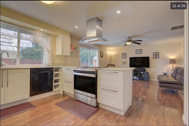 Foto del edificio - Charming 3-Bedroom Home with Vaulted Ceili...