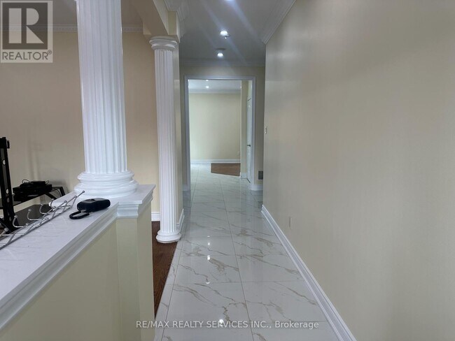 Building Photo - 80 Farthingale Crescent