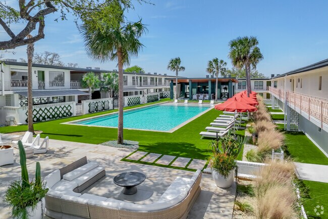 Piscina estilo resort - the PARKER on E. Mulberry