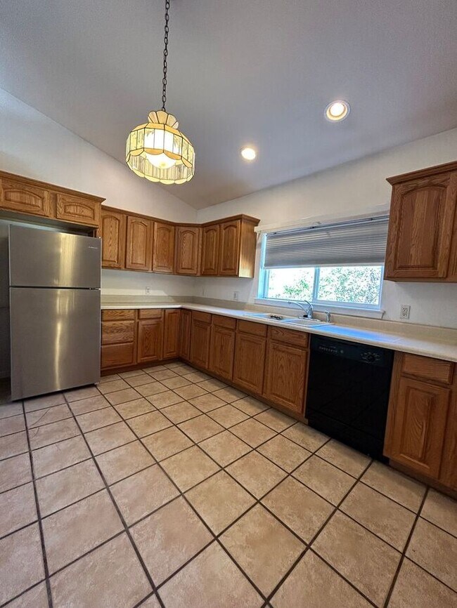 Building Photo - 5 Bed, 2.5 bath GORGEOUS DOWNTOWN VIEWS! 1...