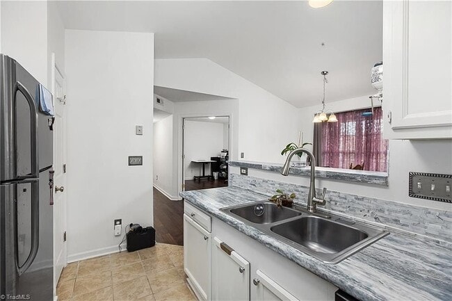 Foto del edificio - 131 Rivertree Ln