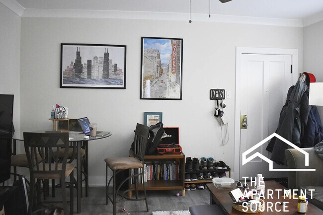 Foto del edificio - 3819 1/2 N Greenview Ave