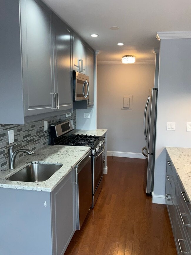 Building Photo - Luxury and fully updated 1 bedroom 1 bath ...