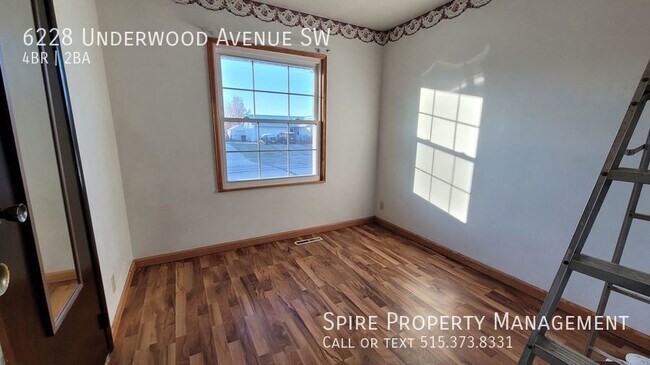 Building Photo - 4 bedroom 2 bath home in great SW location!