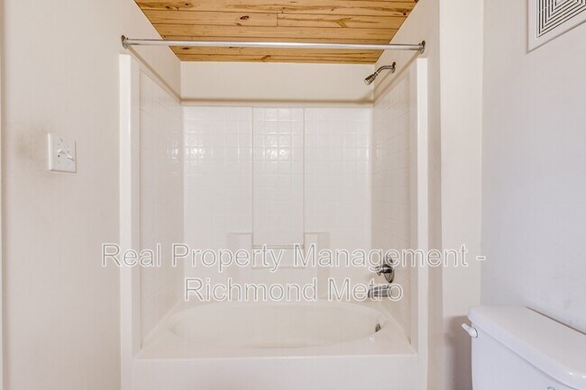 Building Photo - 1321 1/2 E. Main St.